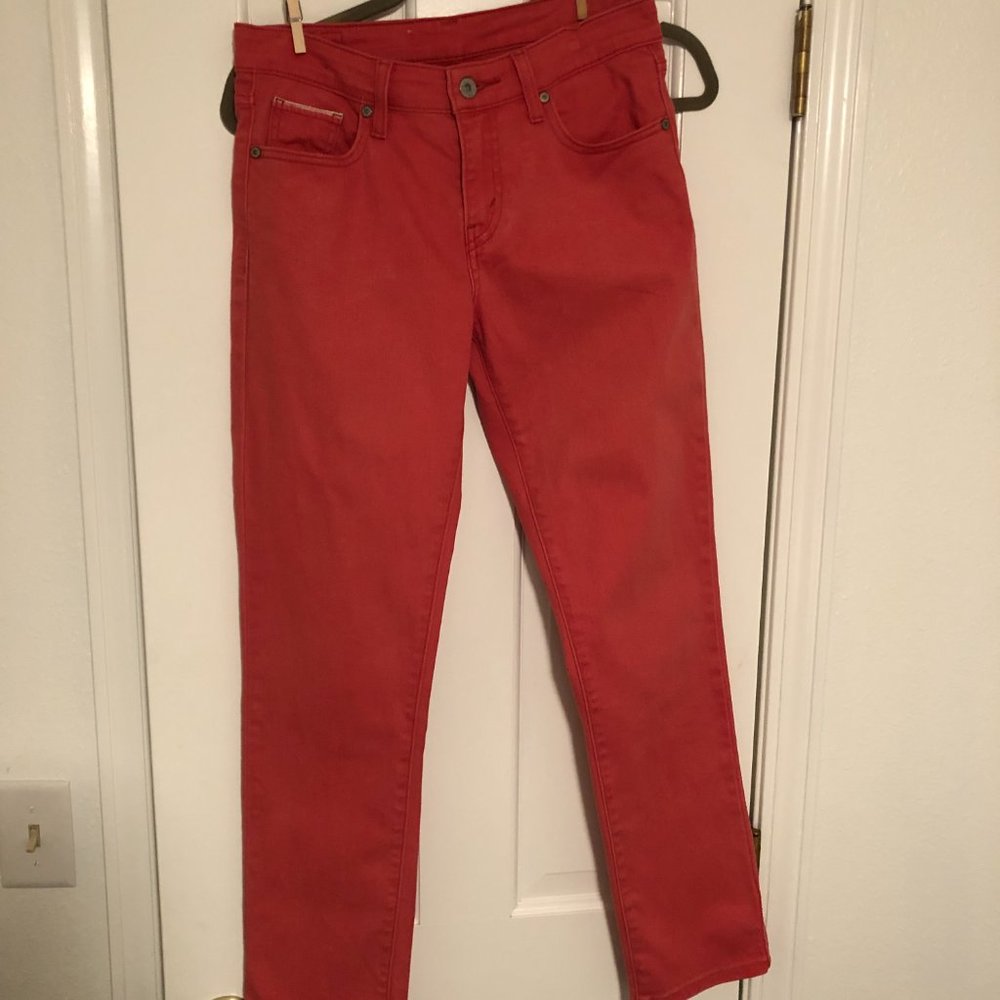 Really cute vintage red Levi's with lots of fun details.  Size 4